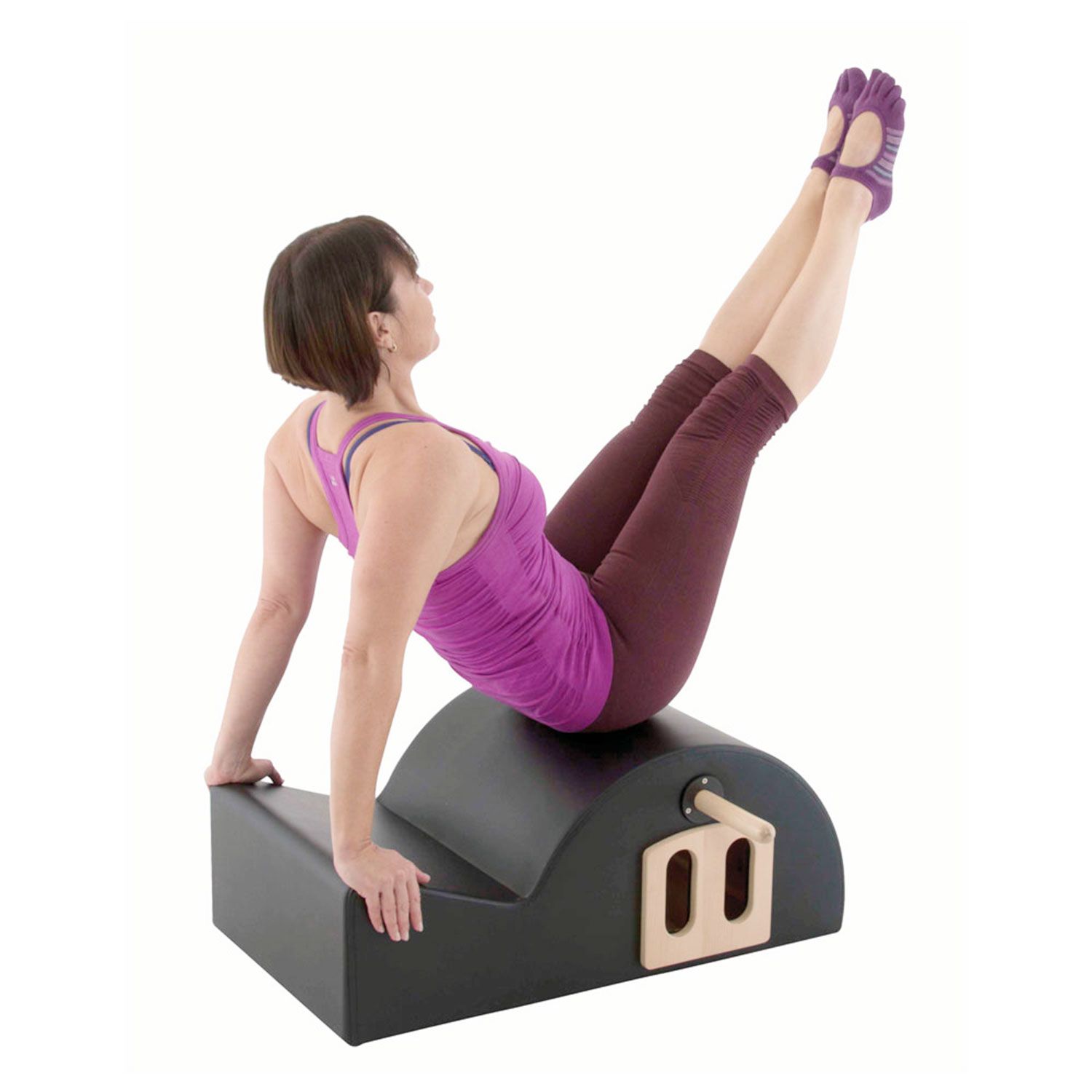 Person auf schwarzem Pilates Step Barrel II mit Gondola Pole. Frau in Sportkleidung, Beine angehoben.
