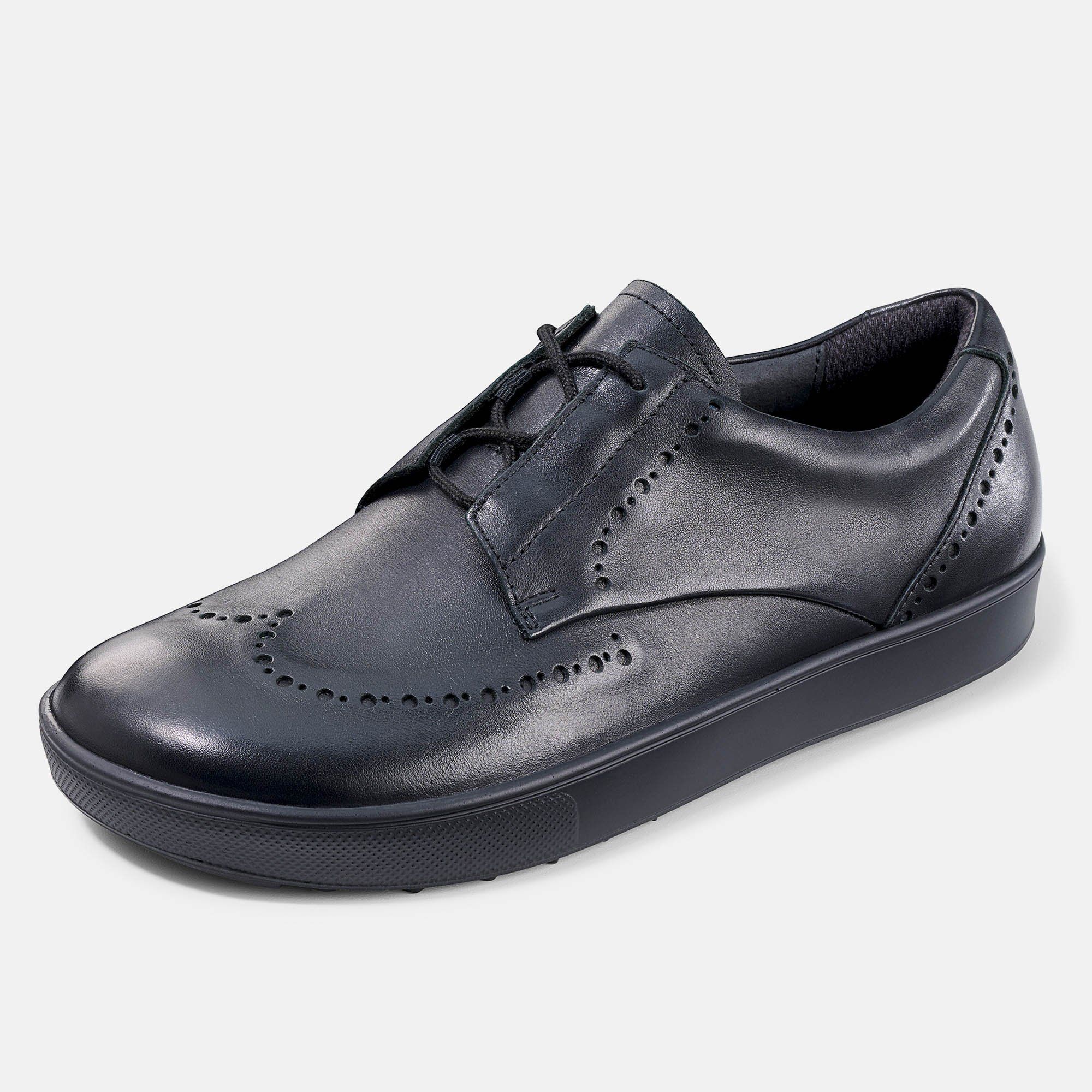 Schwarzer Herren-Schnürschuh mit Lochmuster. Breit. Schuh leicht schräg gestellt.