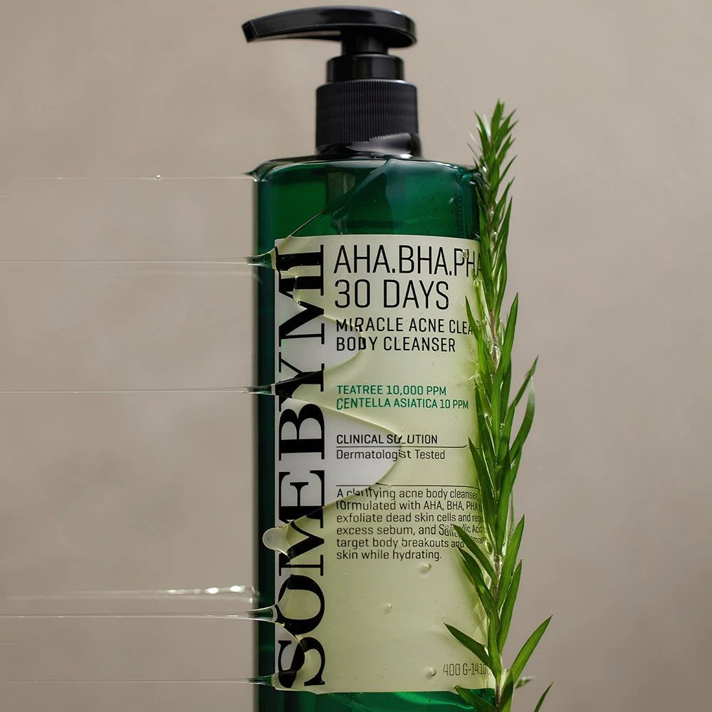 Grüne Flasche mit schwarzem Pumpverschluss. Text: AHA.BHA.PHA 30 DAYS MIRACLE ACNE CLEAR BODY CLEANSER. SOMEBYMI.