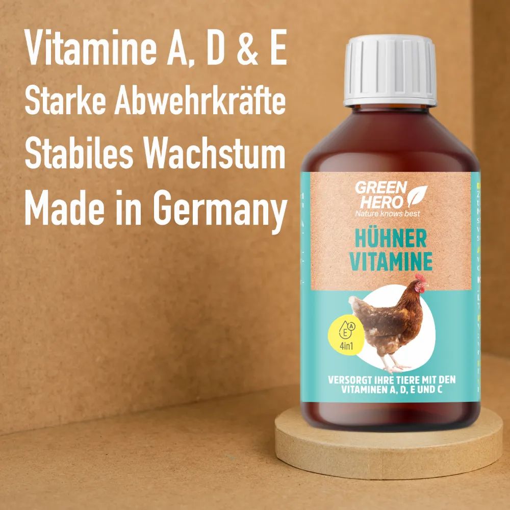 Braune Flasche mit weißem Deckel. Etikett mit Produktname und Huhn-Illustration. Text: Vitamine A, D & E, Made in Germany.