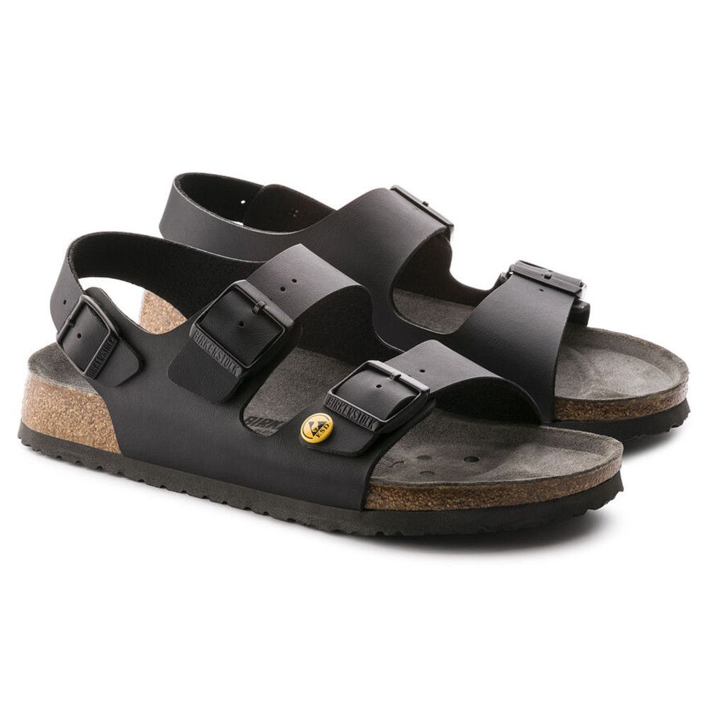 Zwei schwarze Birkenstock Milano Sandalen. Beide haben zwei Riemen, Schnallen und ESD-Logo.