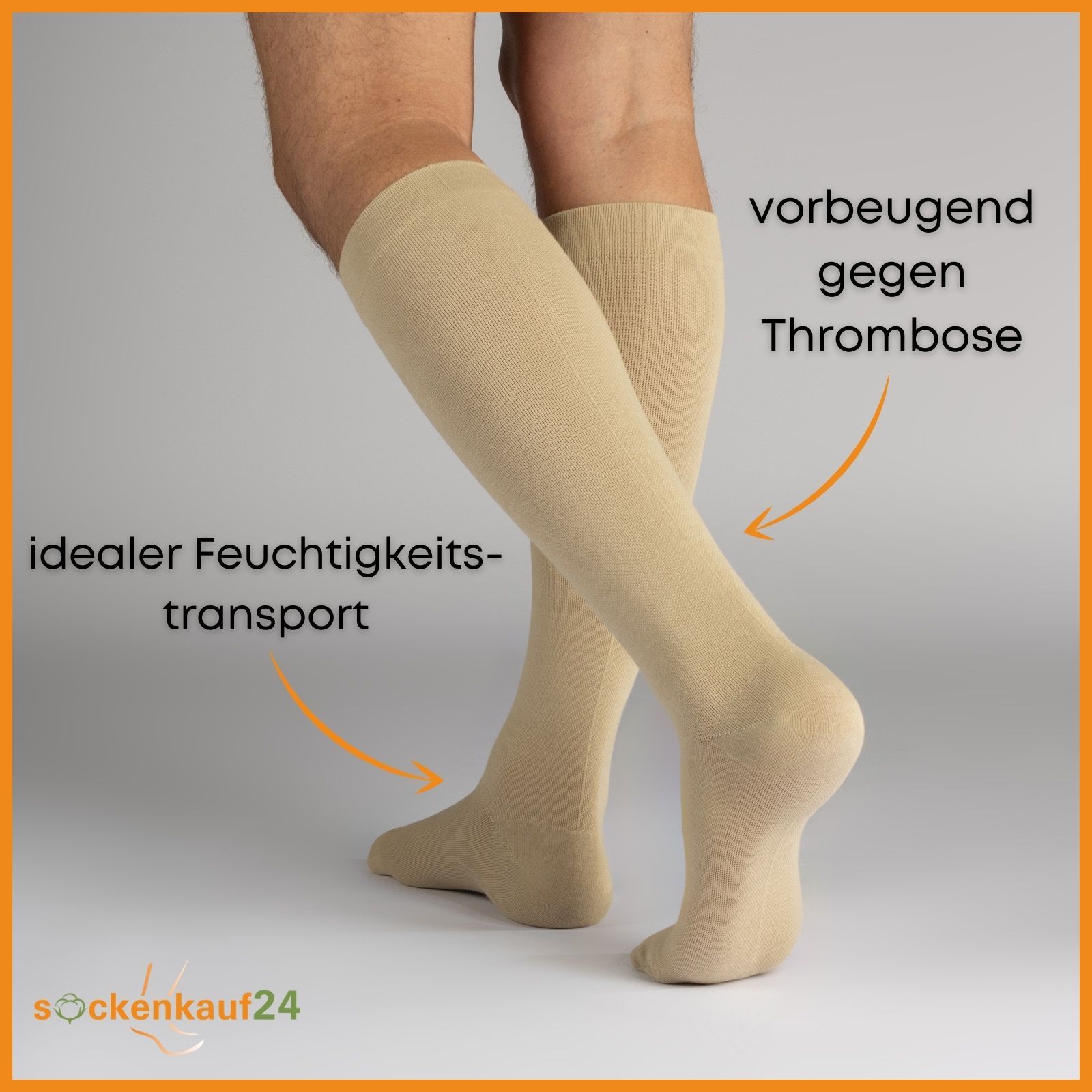Mann trägt beige Kompressionsstrümpfe. Pfeile zeigen auf Funktionen: Feuchtigkeitstransport, Thrombosevorbeugung.