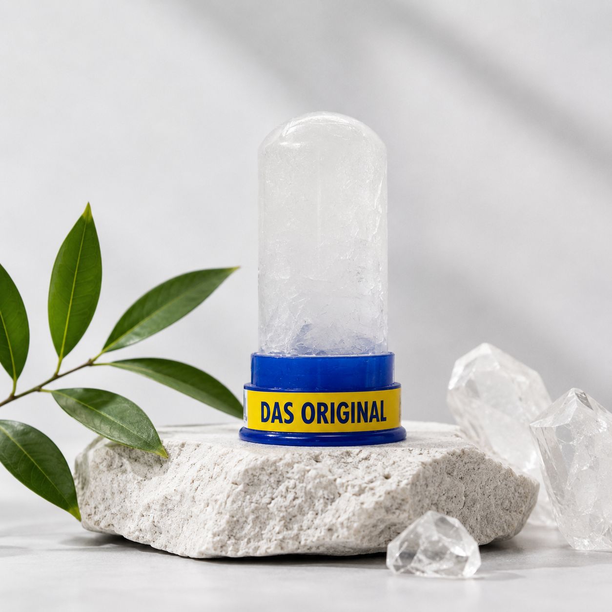 BEKRA Mineral Deo Kristall Klassik: Deodorant-Kristall in Behälter mit blauer Basis. "Das Original".