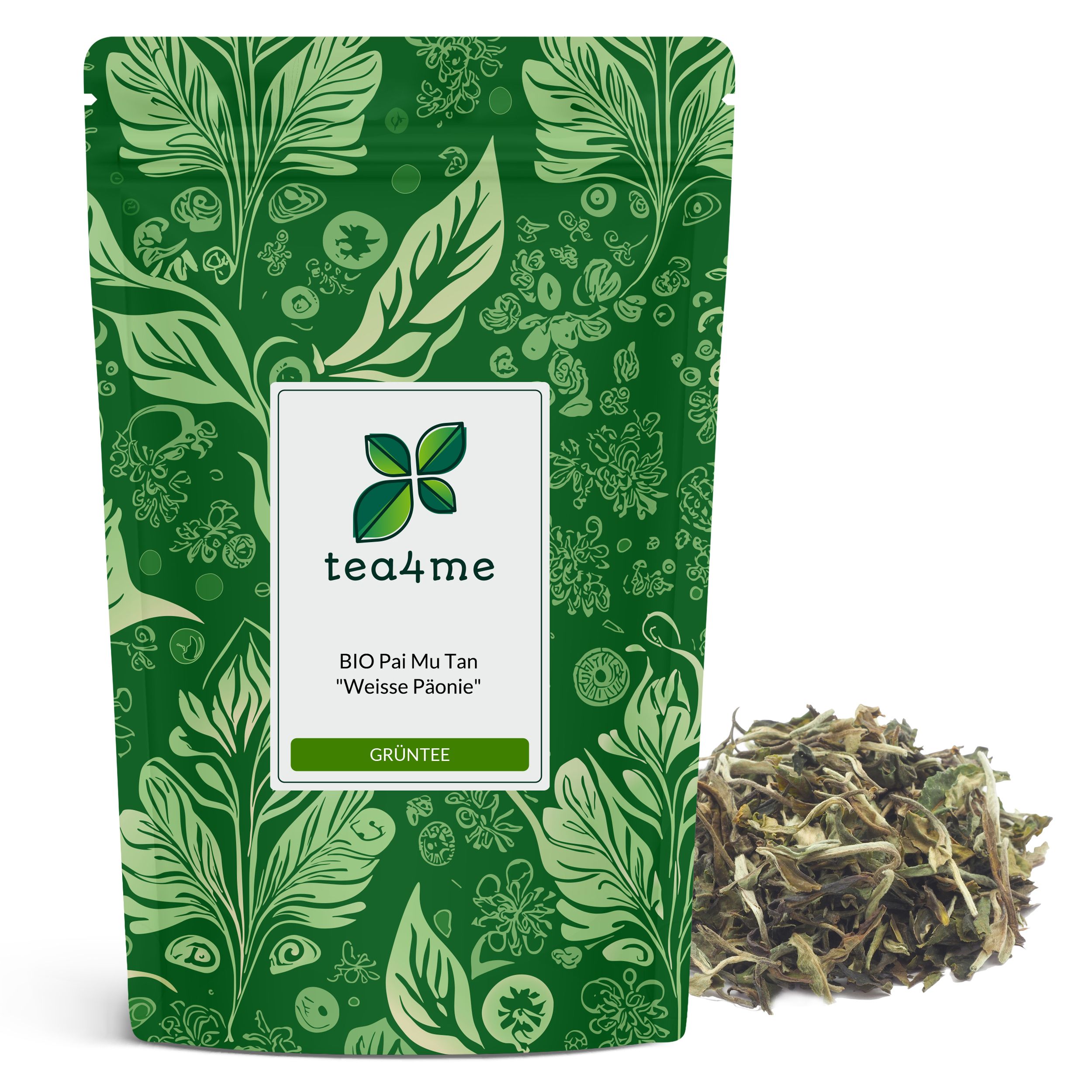 Grüner Teebeutel mit floralem Muster und Produktinformationen. Daneben eine kleine Menge losen Tees.