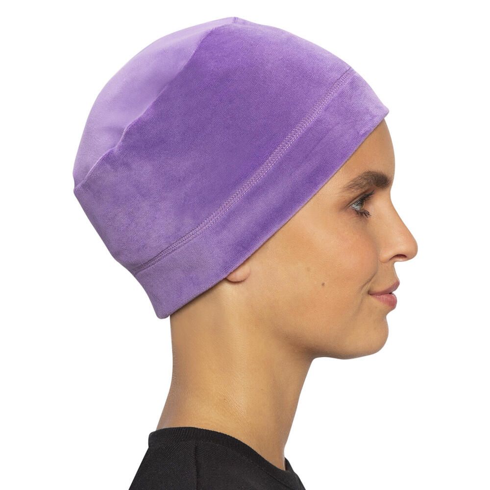 Irisviolett Turban, Profil. Frau trägt ihn. Naht am Stirnband. Weicher Stoff.