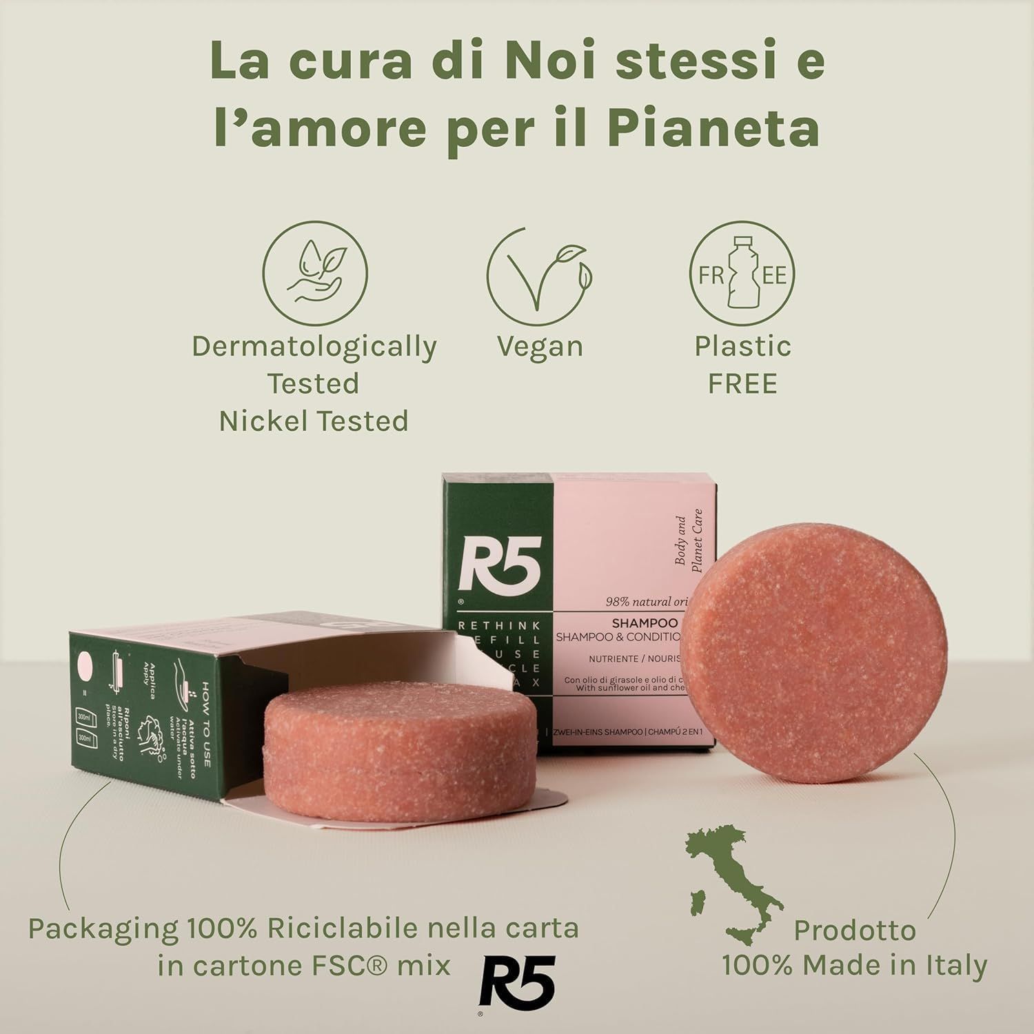 Rundes, rosafarbenes Shampoo neben Verpackung. Text: Dermatologisch getestet, Vegan, Plastic Free. R5 Logo. Made in Italy.