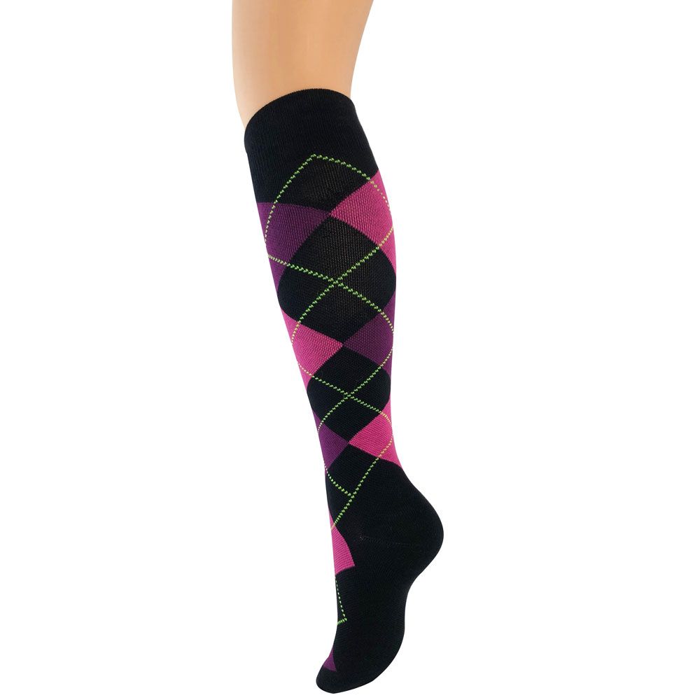 Kniestrümpfe mit Argyle-Muster in Schwarz, Pink und Lila. Grünliche Linien akzentuieren die Rauten. Auf einem Bein präsentiert.