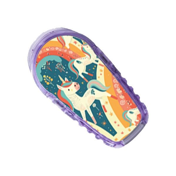 Gerät mit Einhorn-Design. Lila Gehäuse mit Aufkleber. Aufkleber mit Regenbogen und Einhorn-Motiv.