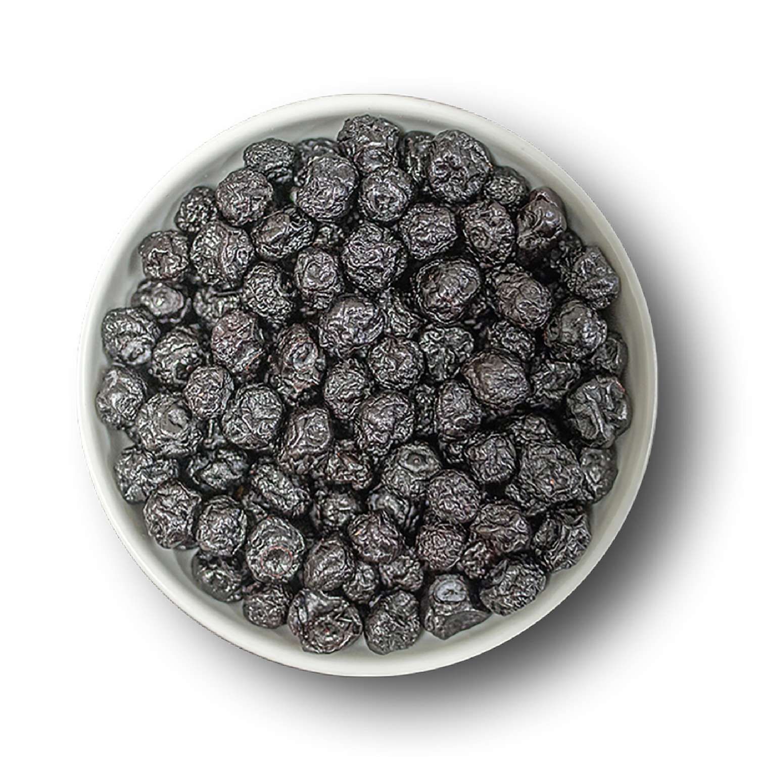 Kandierte Blaubeeren in einer weißen Schale. Die Beeren sind dunkelblau und runzlig.