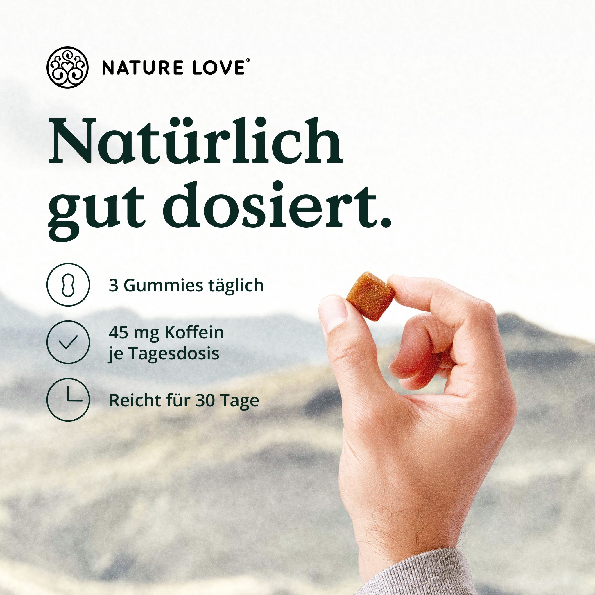 Hand hält eine Gummibärchen. Text: "3 Gummies täglich", "45 mg Koffein je Tagesdosis", "Reicht für 30 Tage". Logo von NATURE LOVE®.