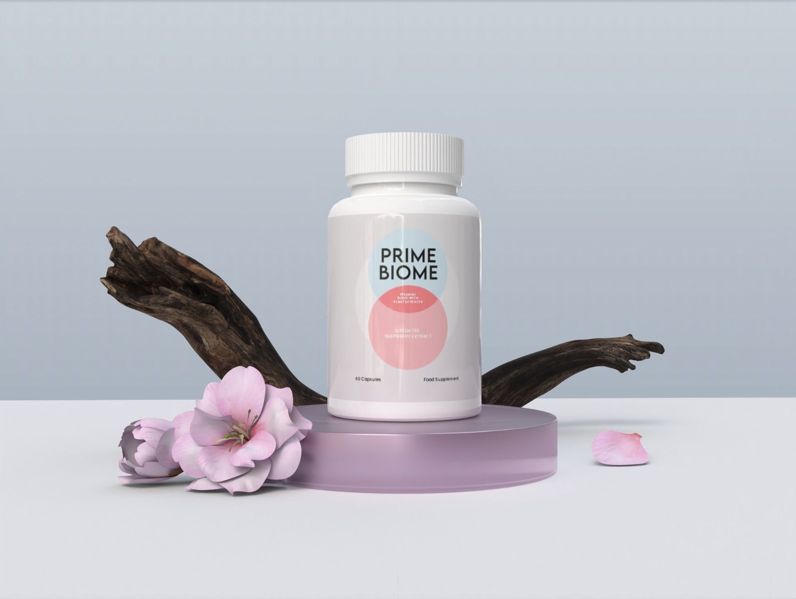 Prime Biome-Flasche auf Podest mit Dekoration. Weiße Flasche mit blau-rosa Etikett. Produktnamen und Inhaltsstoffe.