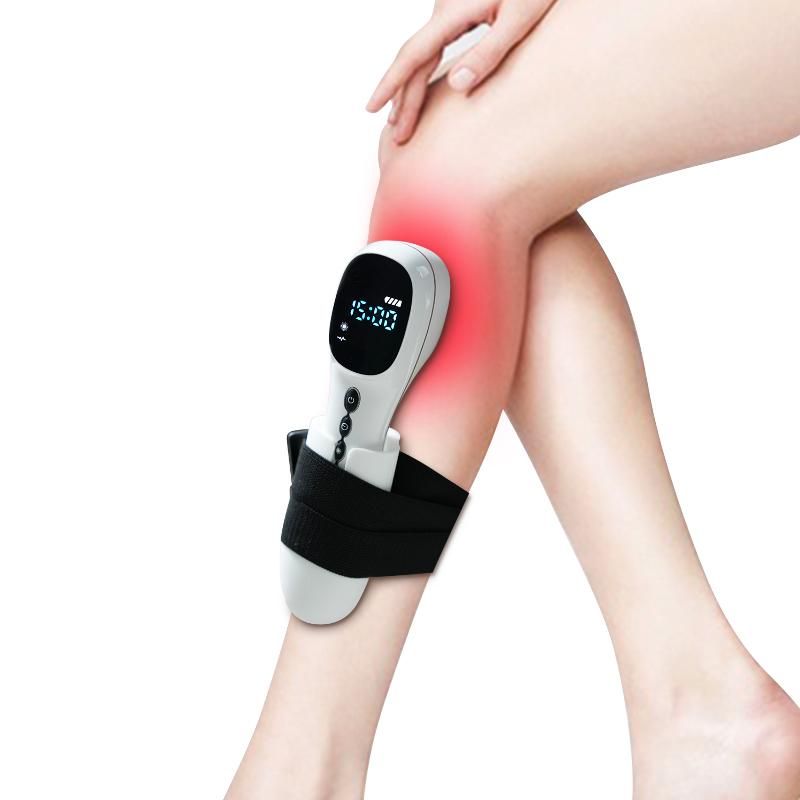 Gerät an einem Knie befestigt, roter Bereich um das Knie. Schwarzer Gurt hält das Gerät.