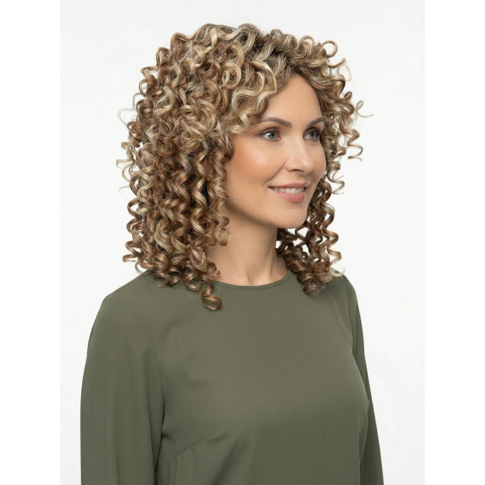 Frau mit lockiger Perücke. Blonde und braune Locken. Sie trägt ein grünes Oberteil.