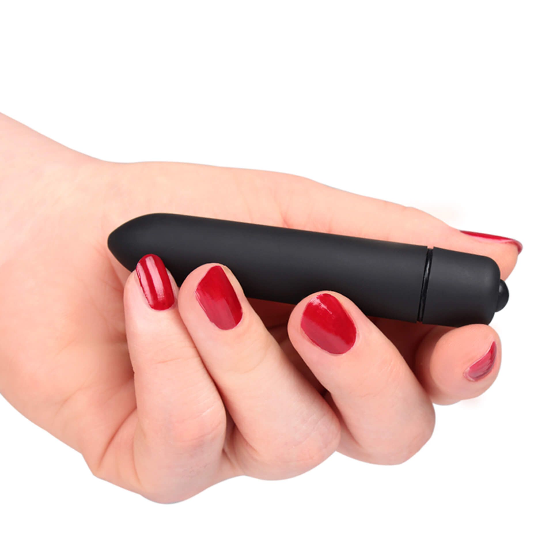Schwarzer Vibrator in einer Hand gehalten. Zylindrische Form, abgerundete Spitze. Roter Nagellack.