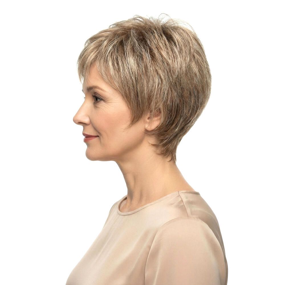 Kurzhaarperücke mit blonden Strähnen. Frau mit beigem Oberteil, Seitenansicht.