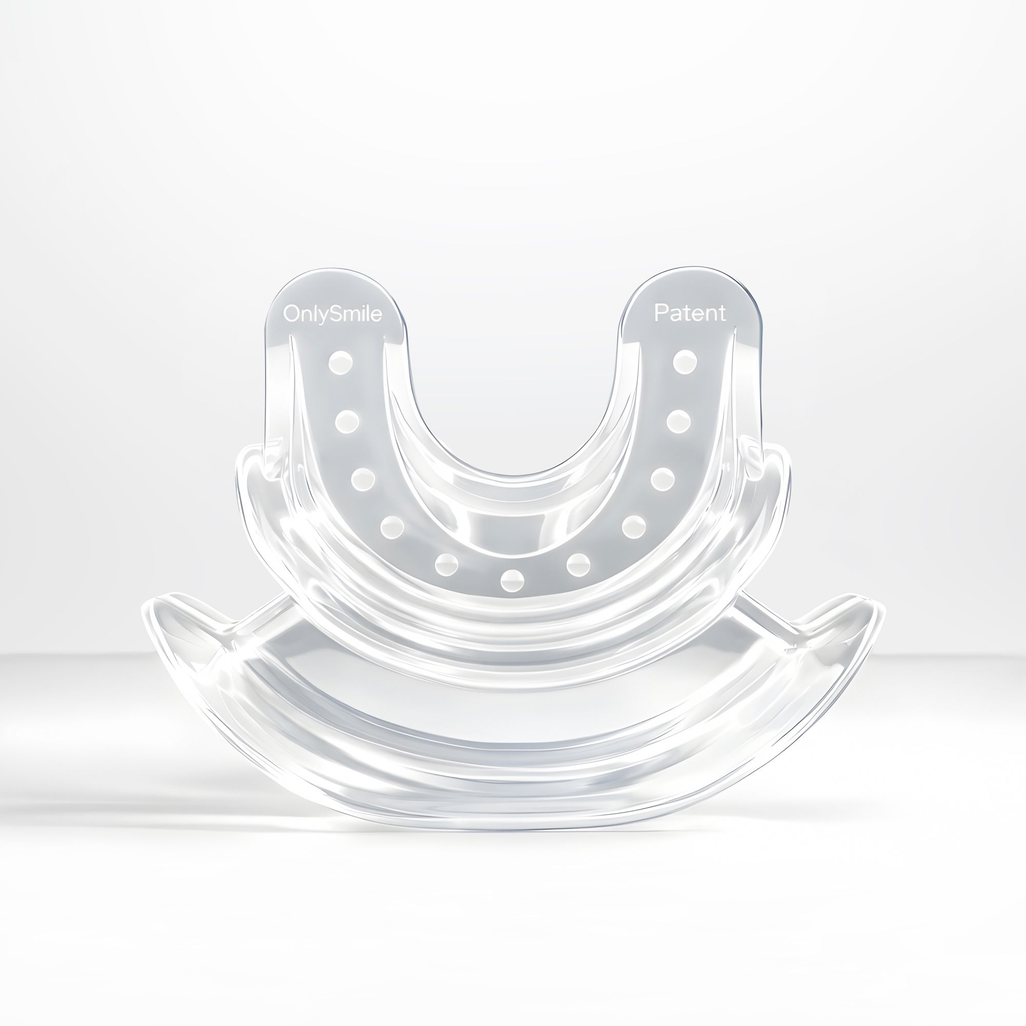 Klarer, U-förmiger OnlySmile Mundschutz mit Patent- und Markenschriftzug.