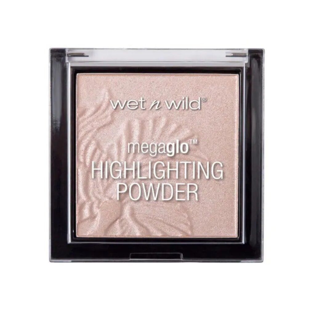 Quadratischer Highlighter-Puder in einer schwarzen Verpackung. Der Puder ist hellrosa und hat eine geprägte Oberfläche. Der Markenname ist deutlich sichtbar.