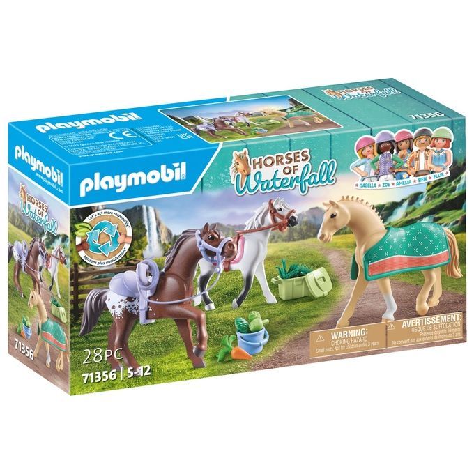 Set di gioco Playmobil 71356, Cavalli della cascata. La confezione mostra tre cavalli giocattolo, marrone, bianco e beige, con accessori. Sulla confezione sono raffigurati anche dei bambini. Il set contiene 28 pezzi ed è adatto a bambini dai 5 ai 12 anni.