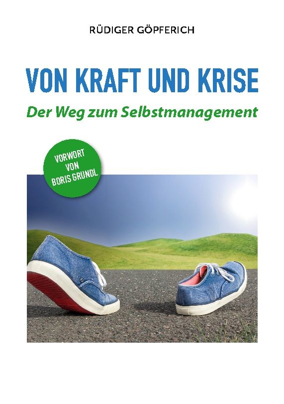Buchcover: "Von Kraft und Krise". Titel in Blau, Autorname oben. Grüner Kreis mit "Vorwort von Boris Grundl". Zwei blaue Schuhe auf Straße.