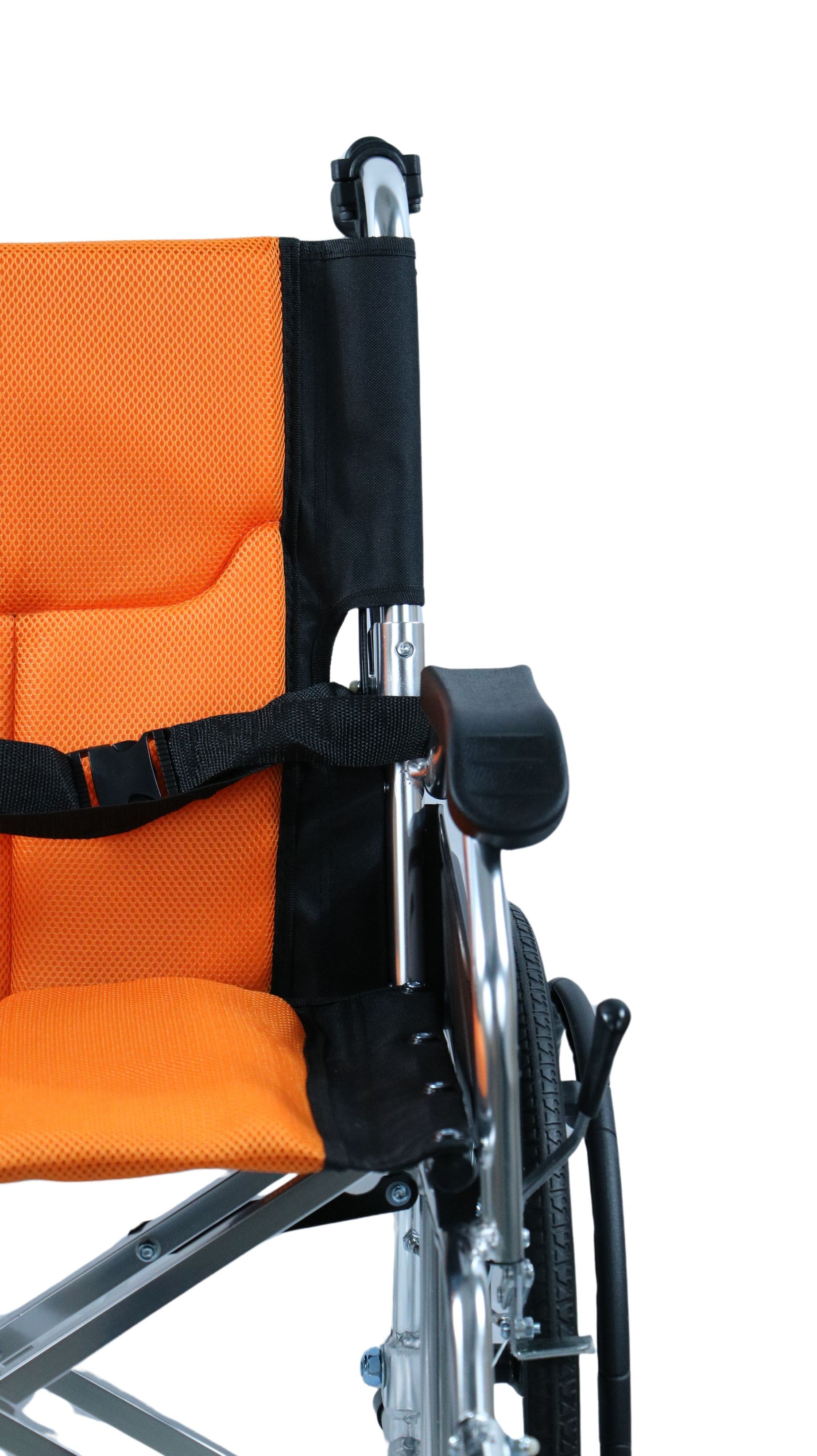 Nahaufnahme eines Rollstuhls. Orangefarbene Sitzfläche, schwarzer Rahmen, Armlehne und Sicherheitsgurt.
