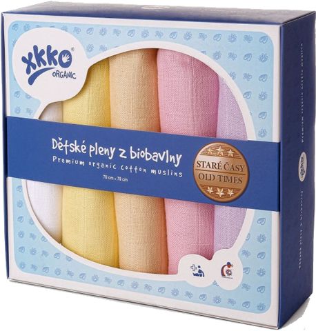 Set aus fünf farbigen Mullwindeln. Verpackt in einer Schachtel mit Produktinformationen und Logo.