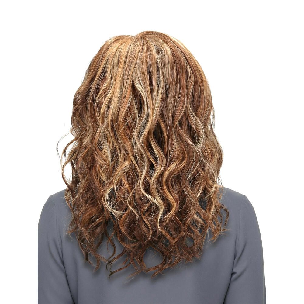 Rückansicht einer gewellten Perücke mit braunen und blonden Strähnen. Die Frau trägt ein graues Oberteil.