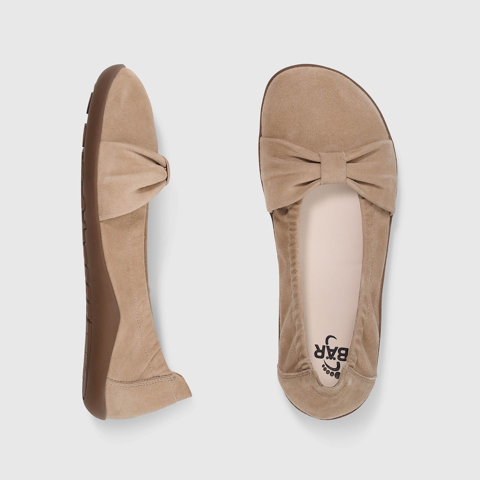 Ballerina, Ansicht von oben und Seite. Beige Wildleder, runde Spitze, Schleife. Sohle mit 'BÄR' Logo.