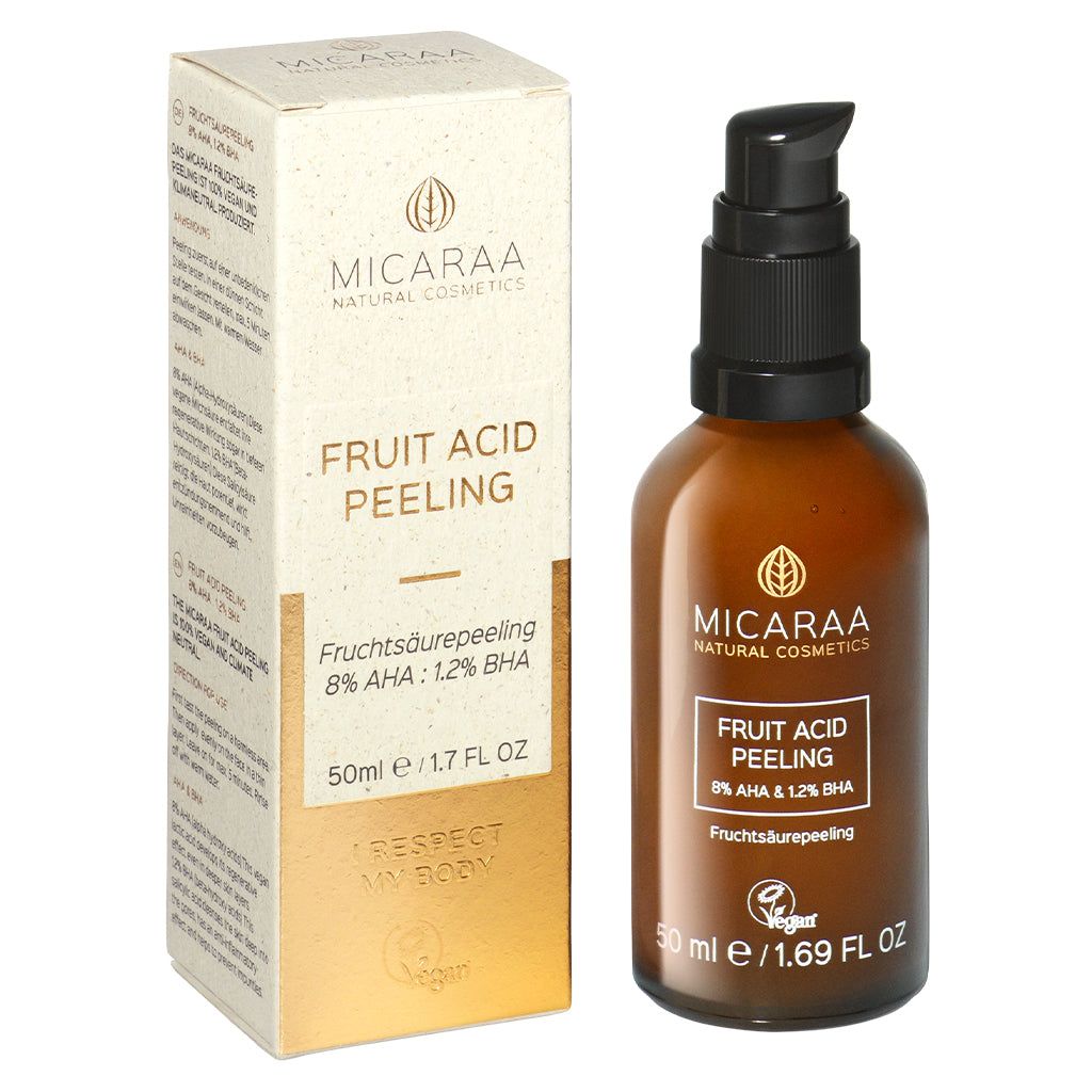 Braune Glasflasche mit schwarzem Pumpkopf und Karton. Beschriftung: MICARAA, Fruit Acid Peeling, 8% AHA & 1.2% BHA, vegan. 50 ml. Karton mit Text.