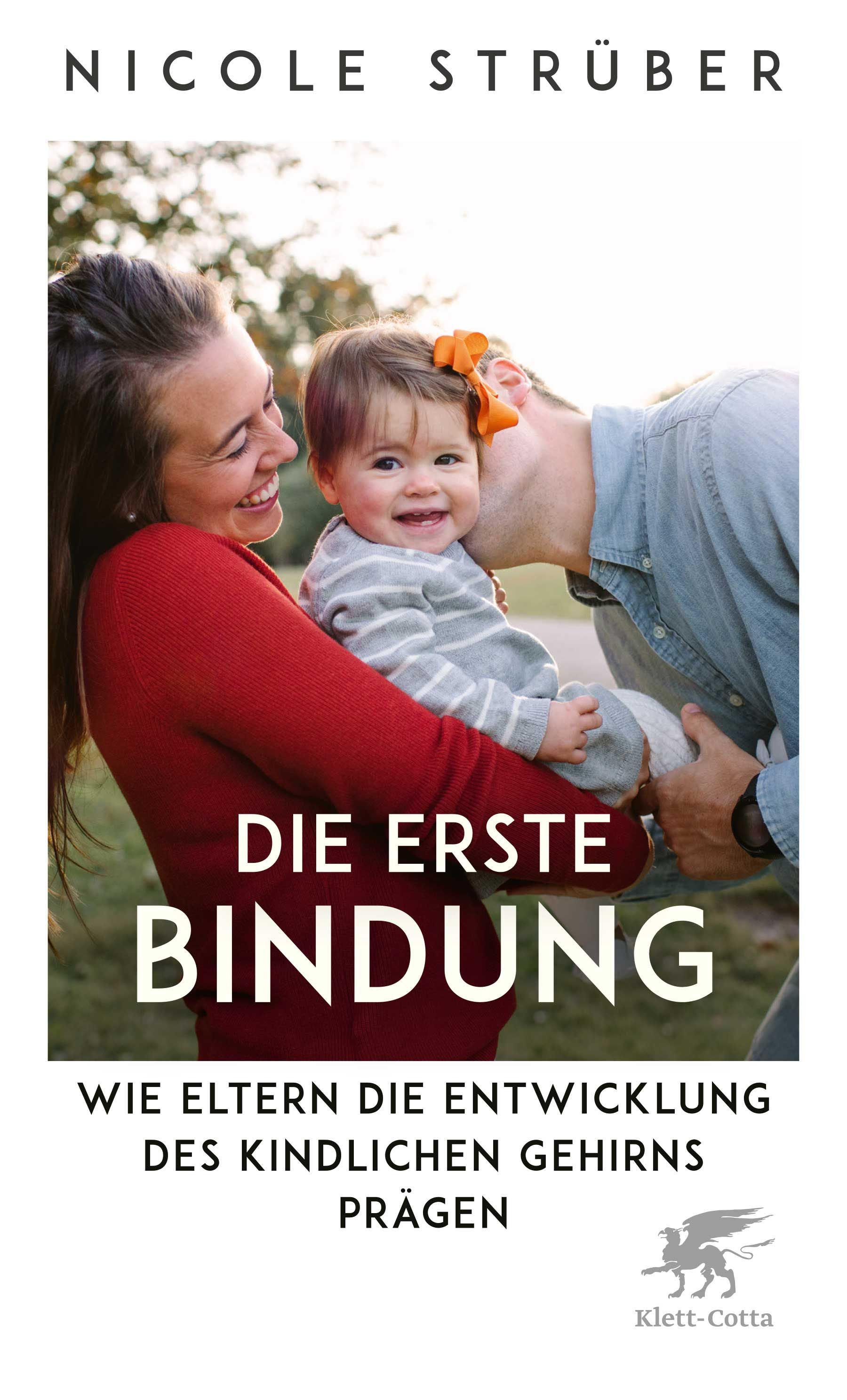 Buchcover mit Familie. Titel: Die erste Bindung. Autorin: Nicole Strüber. Untertitel: Wie Eltern die Entwicklung des kindlichen Gehirns prägen.