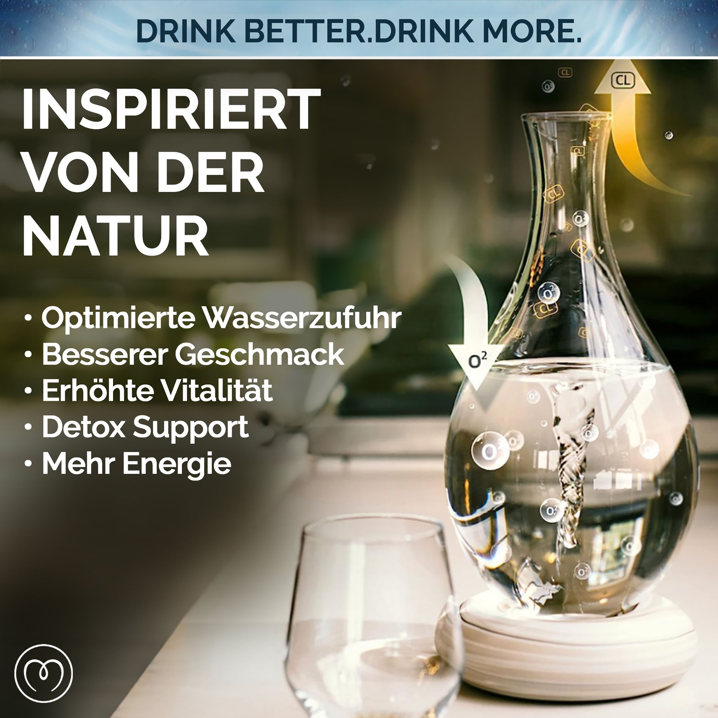 Glas-Karaffe mit Wirbelbewegung auf Sockel. Text: Drink Better. Drink More. Inspiriert von der Natur. Optimierte Wasserzufuhr.