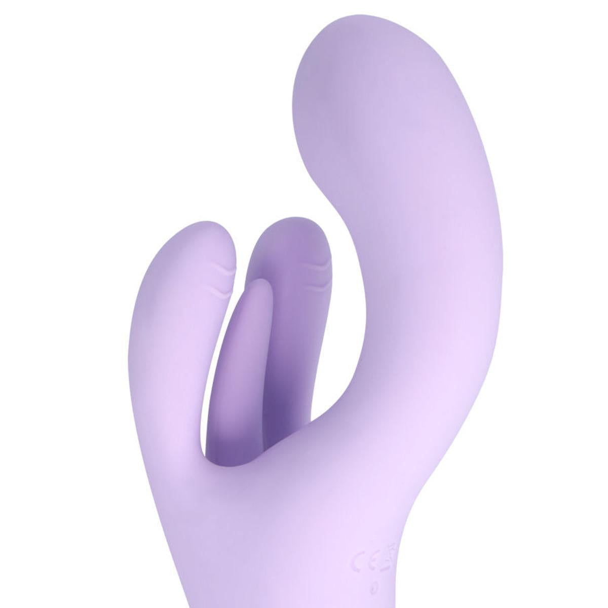 Nahaufnahme eines lila Vibrators mit drei Armen. Der Vibrator hat eine geschwungene Form und ist auf weißem Hintergrund.