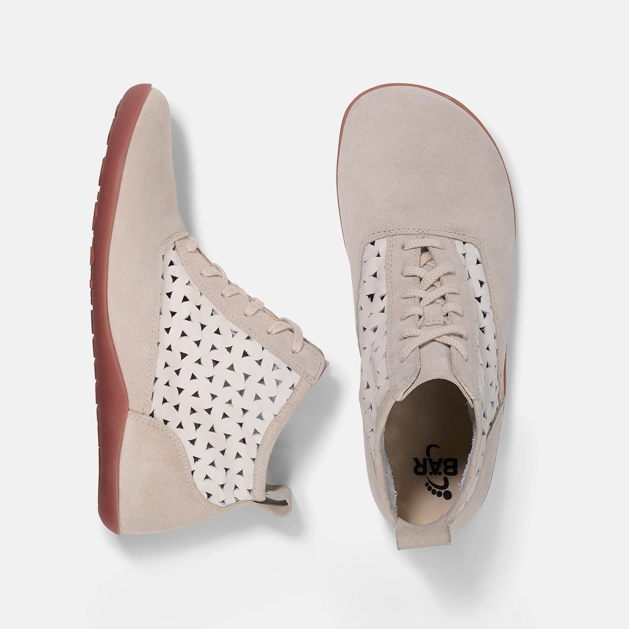 Zwei beige Stiefeletten. Lochmuster, Schnürung. Rote Sohlen. Marke BAR auf der Sohle.