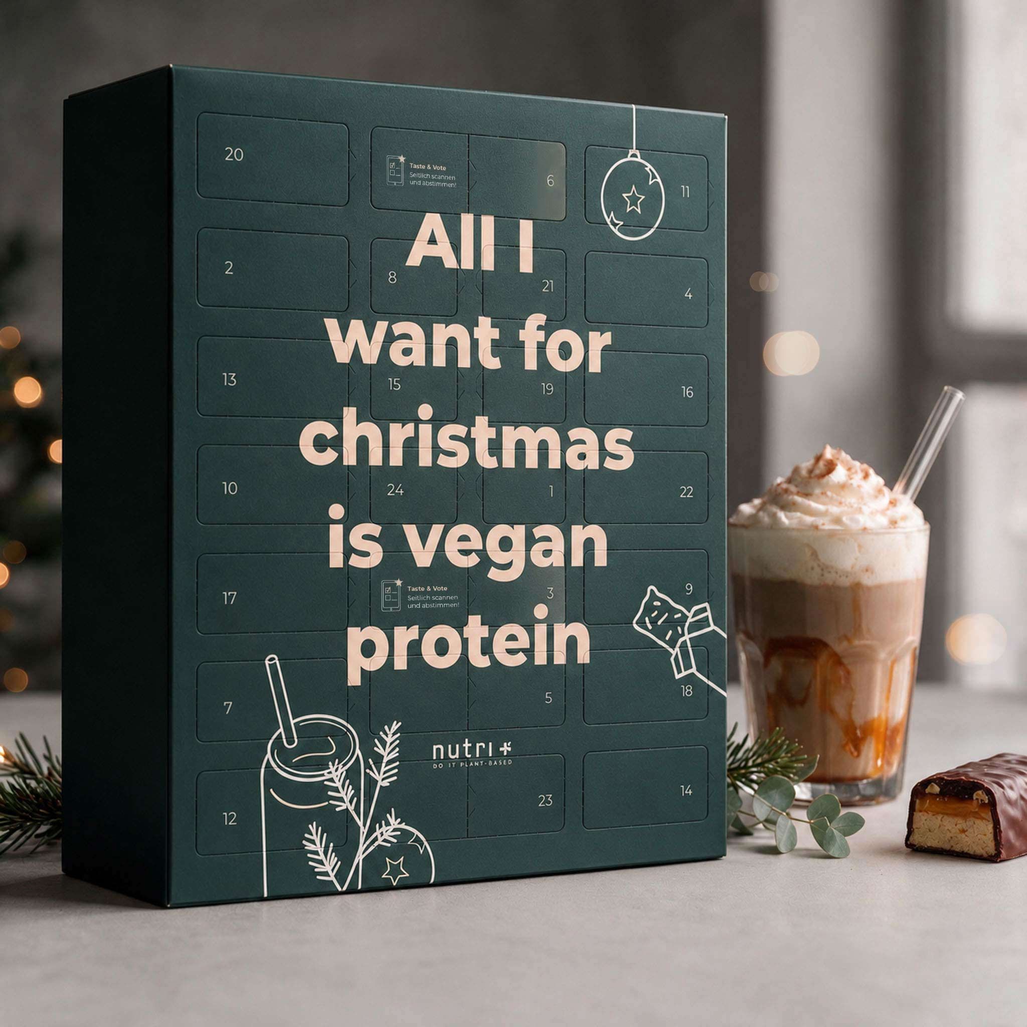 Dunkelgrüner Adventskalender mit der Aufschrift „All I want for christmas is vegan protein“ und dem Logo „nutri+“.