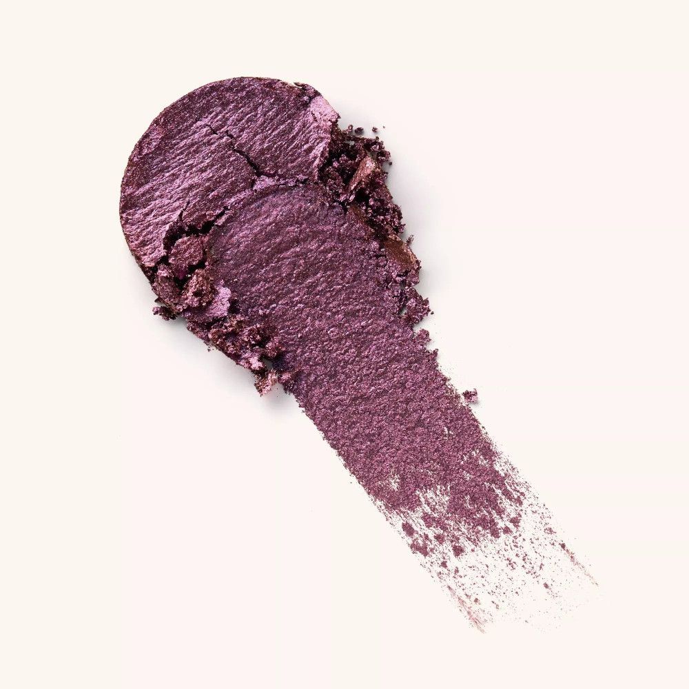 Lidschatten-Abstrich, lila Farbton. Farbverlauf von rund zu Strich. Leichter Glanz. Auf hellem Hintergrund.