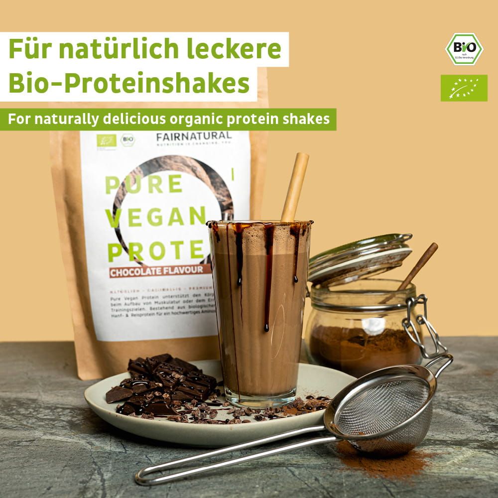 Schokoladen-Proteinshake in einem Glas mit Schokoladensauce, daneben eine Tüte FAIRNATURAL Pure Vegan Protein.