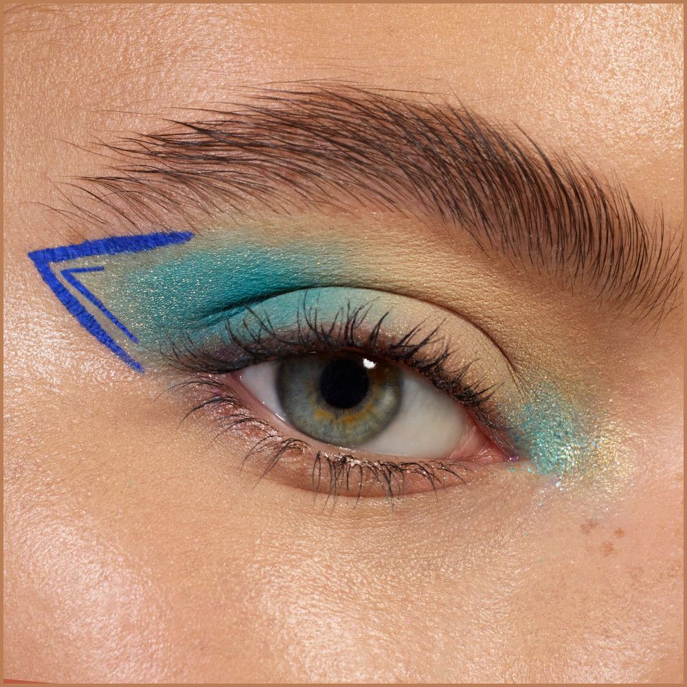 Auge mit blauem Eyeliner-Design. Türkisfarbener Lidschatten. Nahaufnahme.