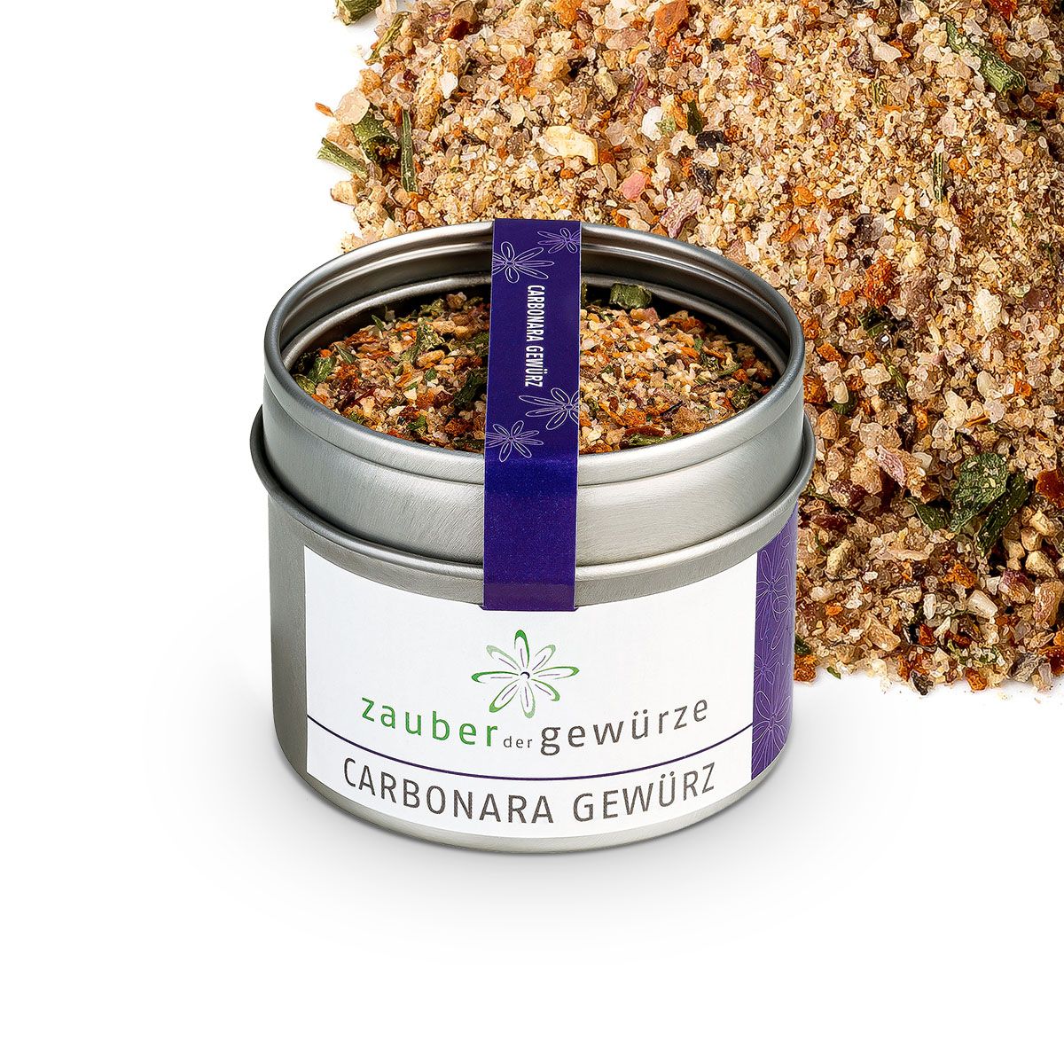 Gewürzmischung neben geöffneter Dose 'Zauber der Gewürze Carbonara Gewürz'. Dose mit blauem Band.