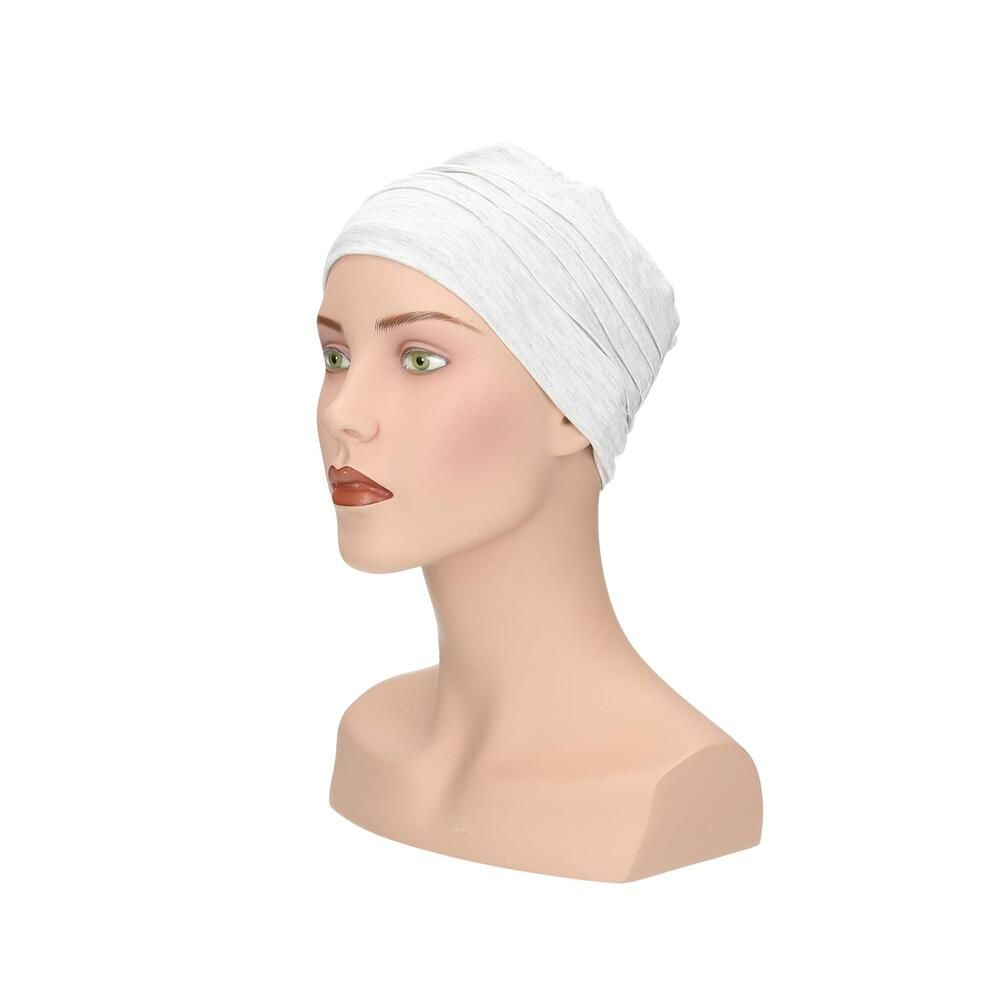 Weißer Turban auf einer Büste. Seitenansicht. Das Produkt ist aus Stoff gefertigt.