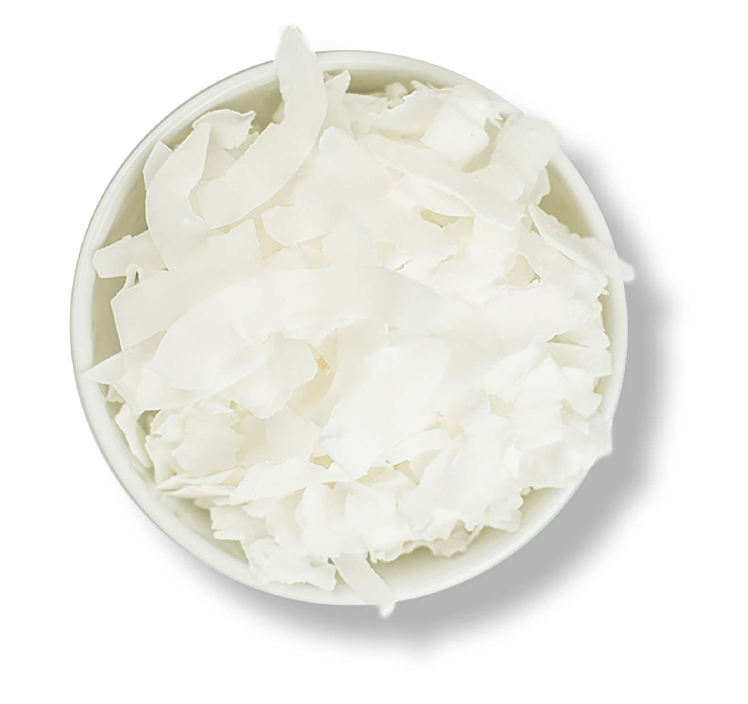 Weiße Kokoschips in einer weißen Schüssel. Draufsicht. Ohne Zuckerzusatz.