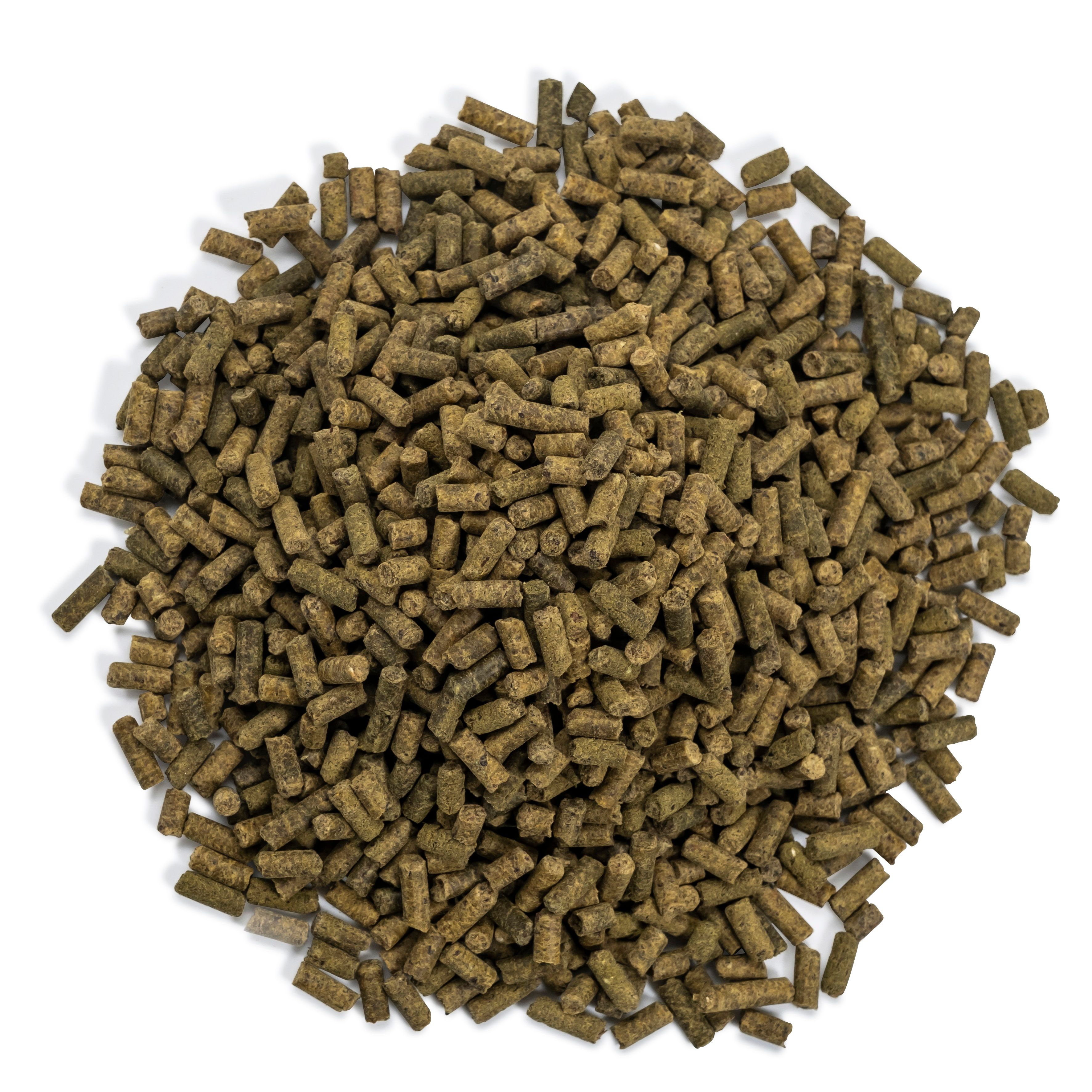 Haufen von grünen Pellets, vermutlich Tierfutter, auf weißem Hintergrund.