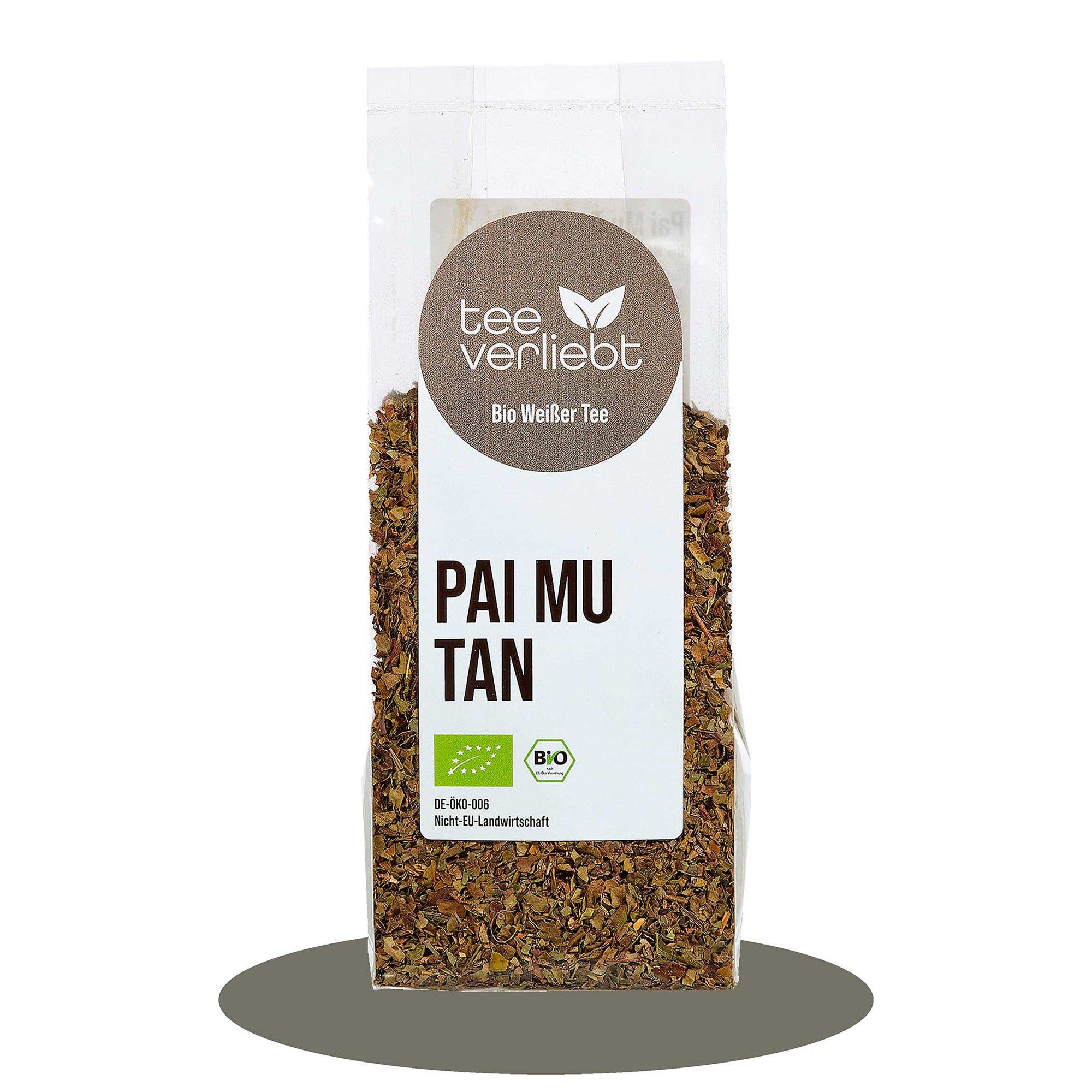 Transparente Verpackung mit losem Pai Mu Tan Bio Weißer Tee. Aufdruck: teeverliebt, Bio Weißer Tee, Pai Mu Tan, Bio-Siegel.