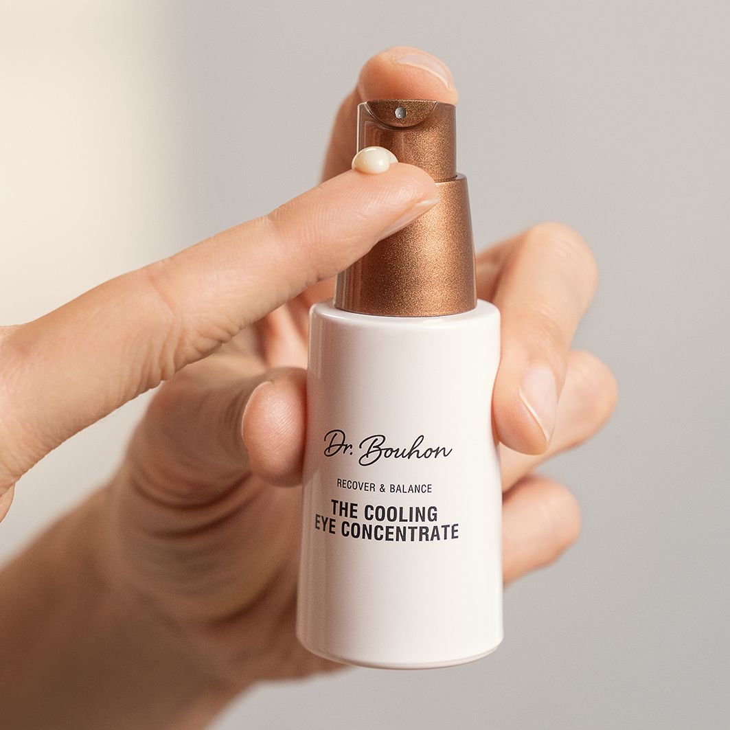 Augenpflege-Konzentrat in Hand. Brauner Pumpkopf. Aufschrift: Dr. Bouhon, The Cooling Eye Concentrate.