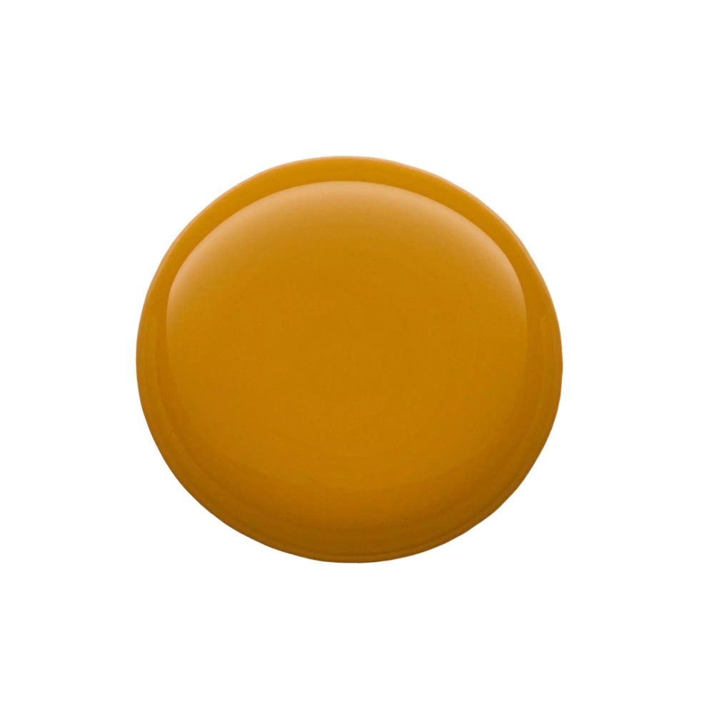 Gelber Nagellack-Tropfen auf weißem Hintergrund. Glänzende Oberfläche. Runde Form.