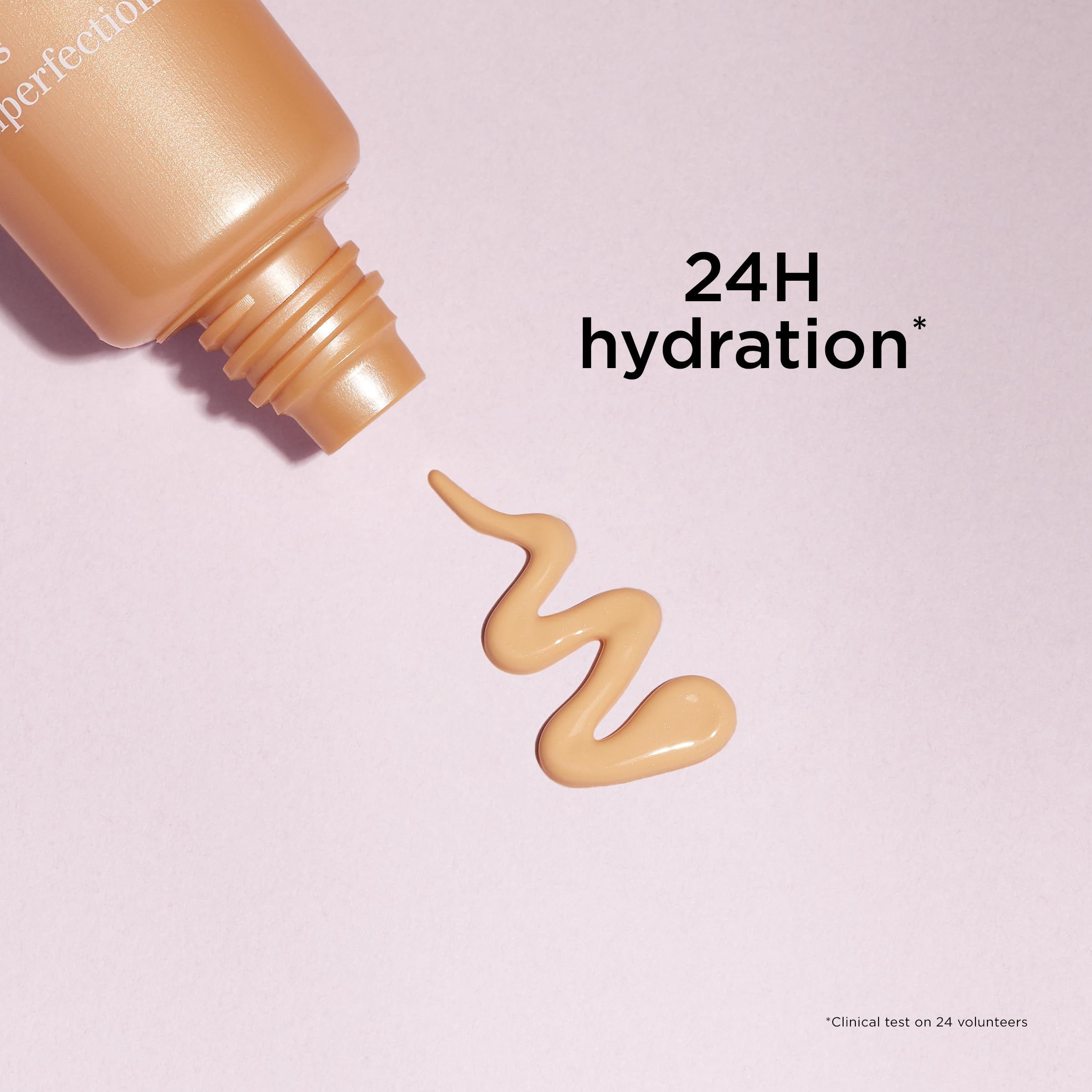 Beige Flüssigkeit aus einer Tube. Text: 24H hydration. Auf rosa Hintergrund.