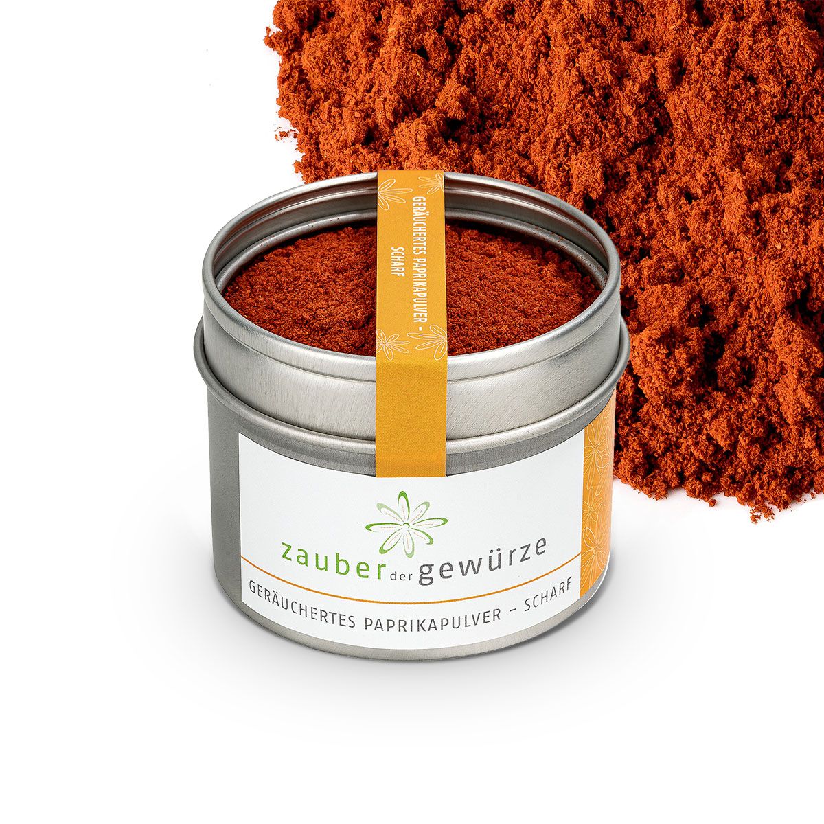 Geöffnete Dose Paprikapulver mit Produktname. Orangefarbener Streifen. Haufen Paprikapulver daneben.