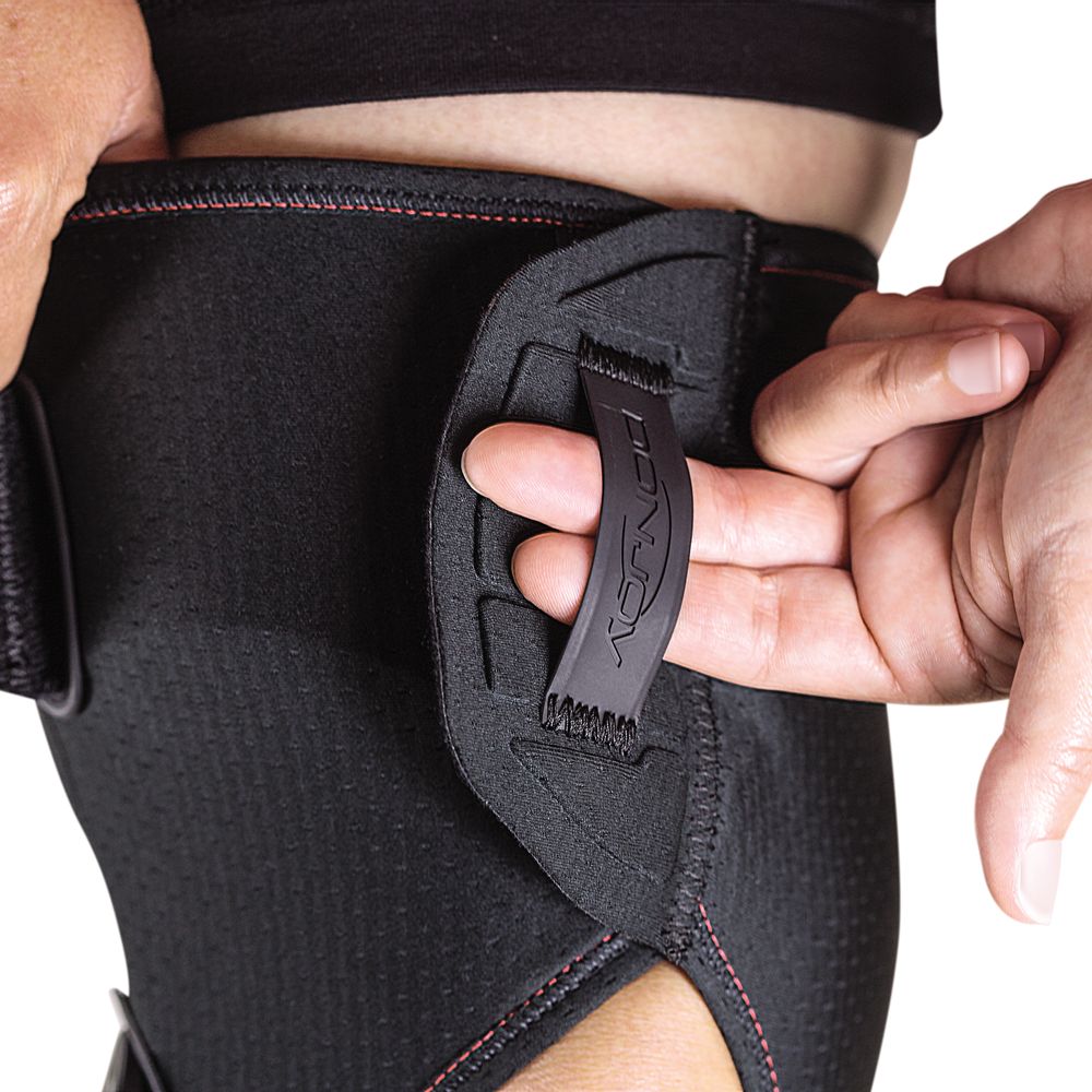 Detailansicht der DONJOY Clima-Flex OA Knieorthese, Hand passt Riemen an.