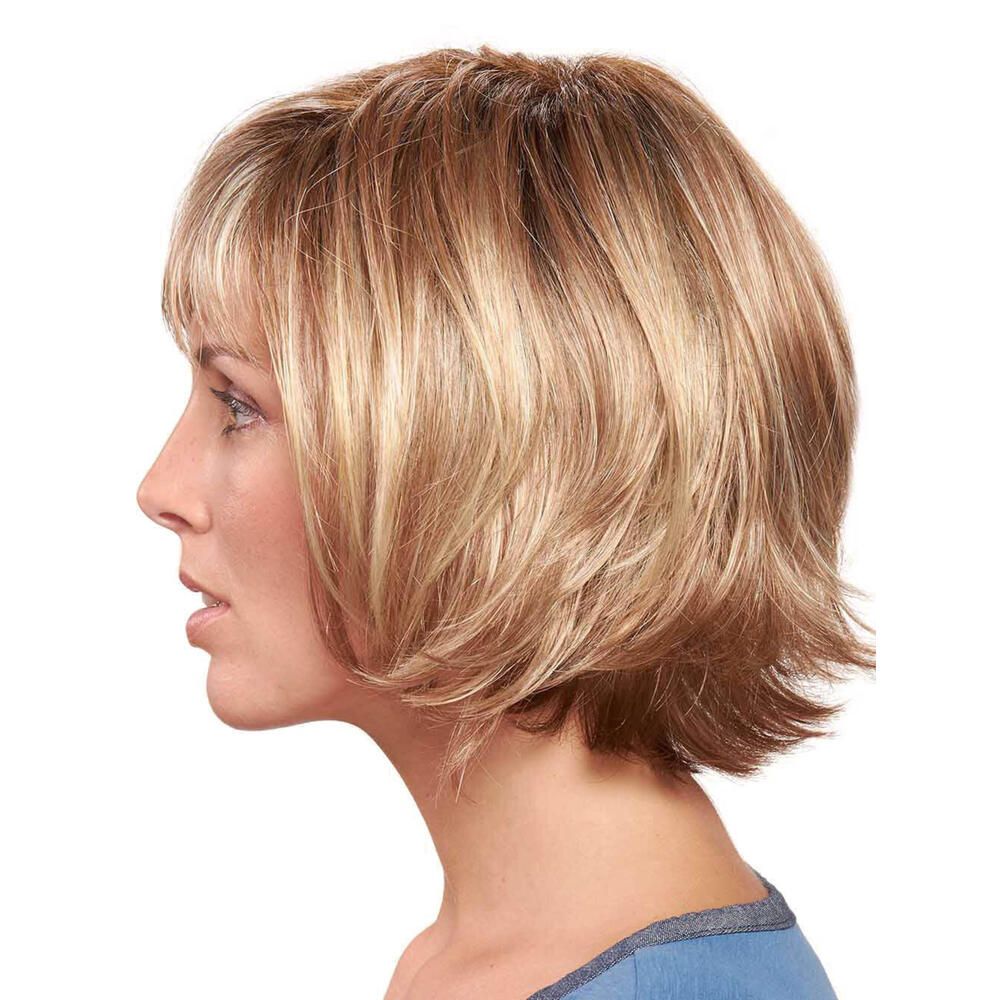 Kurze, blonde Perücke mit Pony. Seitenansicht. Hellbraune und blonde Strähnen.