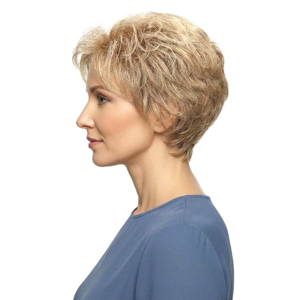 Kurzhaarperücke in Blondtönen. Seitenansicht einer Frau mit blauem Oberteil. Natürlicher Look.