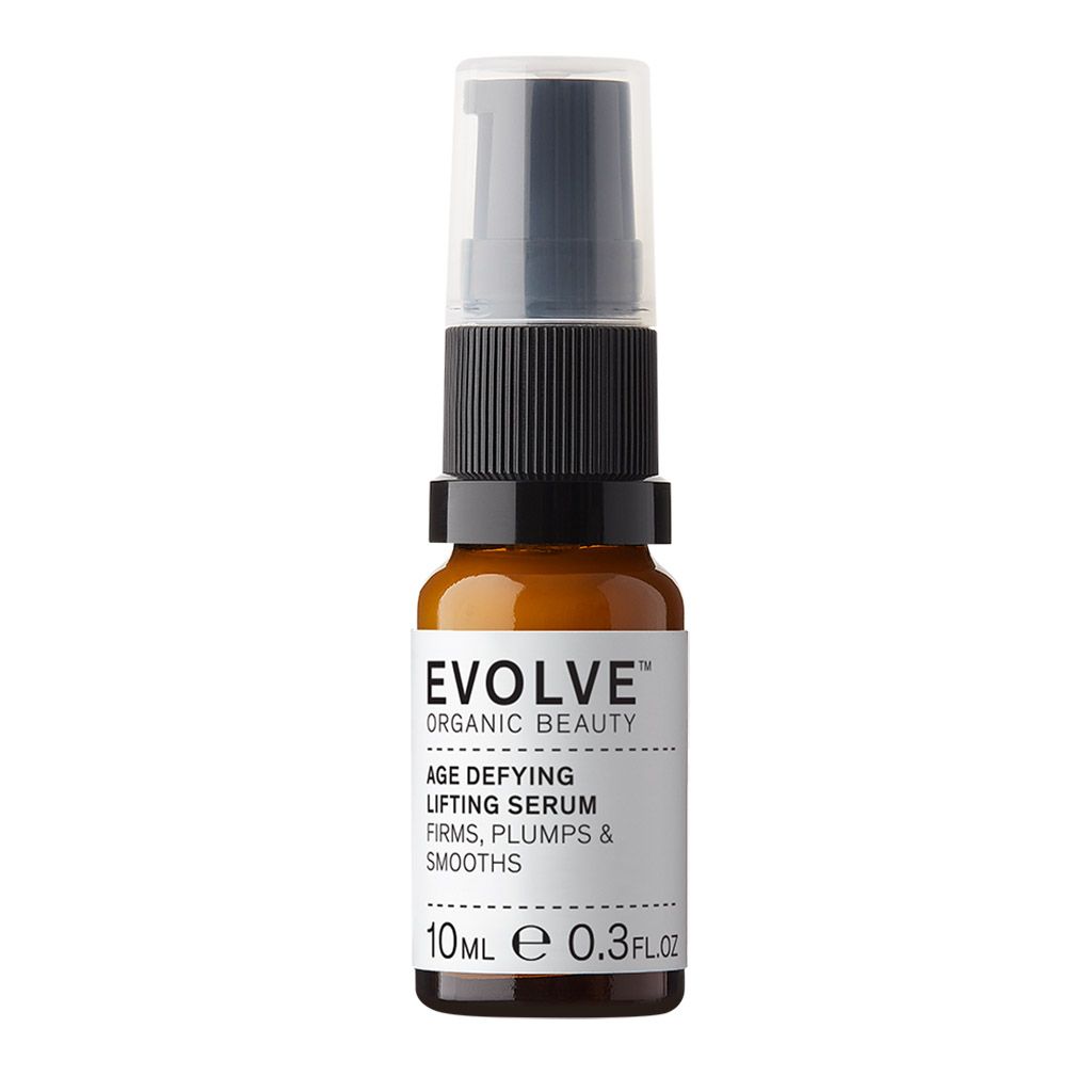 Braune Glasflasche mit Pumpspender und Etikett "Evolve Organic Beauty Age Defying Lifting Serum".