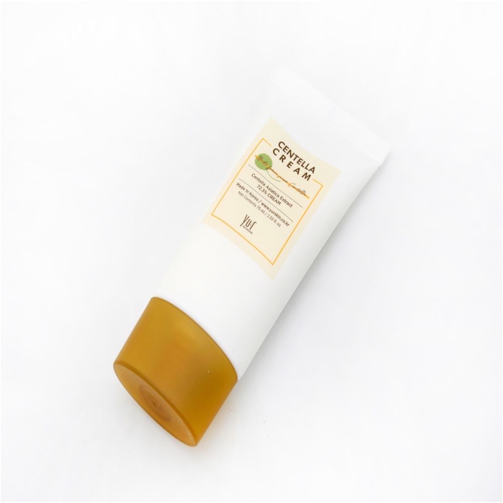 Creme-Tube mit Aufschrift Centella Cream, Centella Asiatica Extract 72.3% CREAM. Goldener Verschluss.